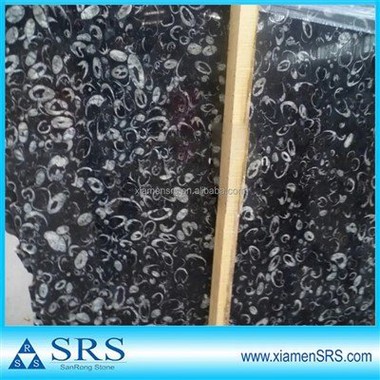 Must fossiilne marmorplaat merekarbi fossiilidega