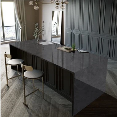 Tume värvi paagutatud kivi